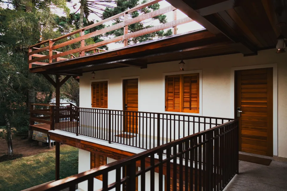 Chủ nhà đón khách nhận phòng